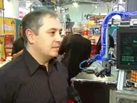 Robot shows how to solve Rubiks Cube