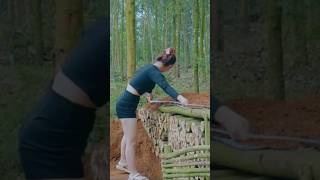 Make a temporary shelter in a natural forest #camping #beautiful #girlbuildingbushcraftlife