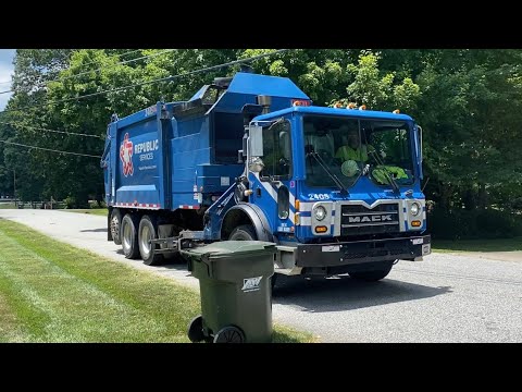 2 Republic Services Heil DuraPack Pythons Collecting recycling
