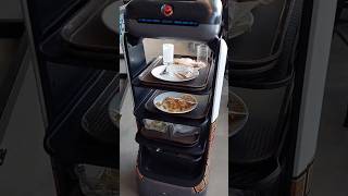 Robot in restaurant collects trays #lidoinriga #robothelper #Shorts