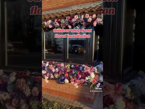 Floral outdoor installation. #floraldesign #flowerinstallation #flowerdecor #shopfront