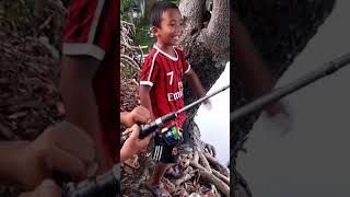 Kelucuan bocil ikut mancing