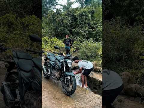 টানা দুই দিন বৃষ্টিতে রাইড করার পর ঝর্ণার পানিতে বাইক ওয়াশ চলছে। #Bandarbon #Thanchi #Biketour2025