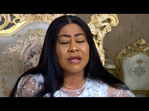 Veteran actress Ngozi Ezeonu opens the set with prayers before the director calls his shot 🙏🎬✨