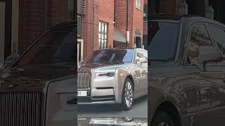 Ride with style:Glamour and Luxury: Driving Through Central London with a Stunning Rolls-Royce