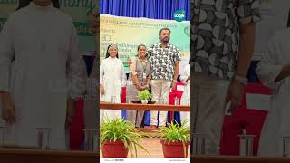 സെന്റ് മേരീസ് കോളജിലെ വിദ്യാർത്ഥിനിയെ വേദിയിലേക്ക് ക്ഷണിച്ച് ഫോട്ടോ പകർത്തി സുരേഷ് ​ഗോപി