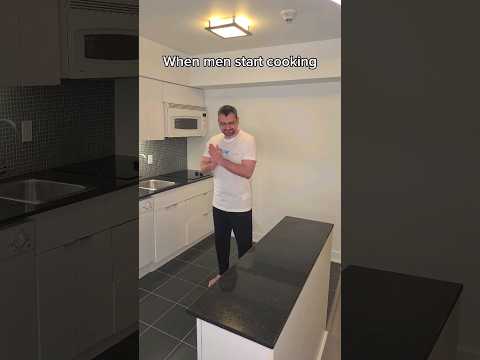 Men are good cooks but...#cookinggonewrong #lol #mencooking  #awkward #kitchentips #hellskitchen