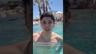 Havuzda ciddi birşey konuşmaya çalışıyorsundur #shorts #tiktok #keşfet #havuz #yaz #güneş
