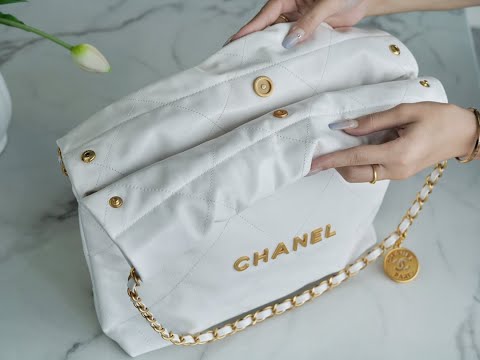 Chanel 22 bag White calfskin showcase