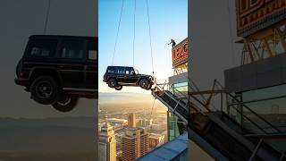 INSANE! G-Wagon Lifted Over Skyscraper – Extreme City Stunt 😳🚙💥
