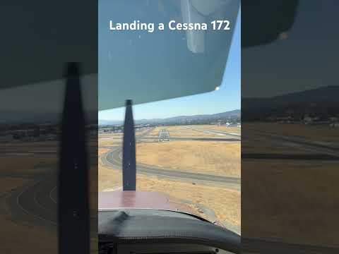 Landing a Cessna 172 #flying #aviation #pilot #pilotlife