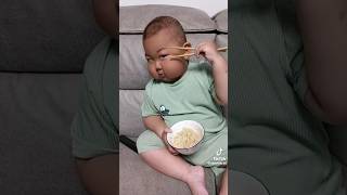 Lol. He be having fun widdit. #tiktok #tiktokglobal #tiktokworldwide #baby #toddler #food 📓😁🏚️