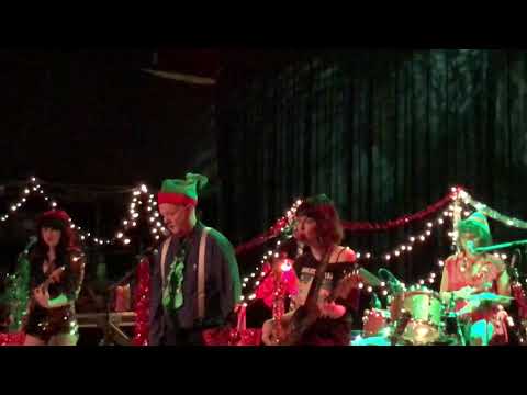 Bill Murray with Puss N Boots (Norah Jones, Catherine Popper & Sasha Dobson) - White Christmas