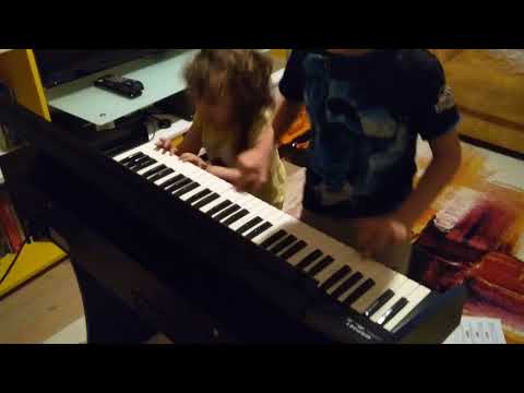 Piyanosuna kavusan omer efe ama eflalden ona kalmiyor😉