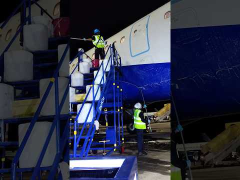 This is how flight cleaning is done  #shortvideo #airplane #aviation #explore #flight #ytshorts