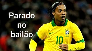 Ronaldinho parado no bailão
