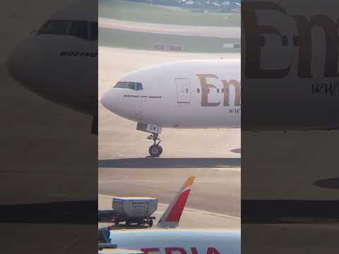 B777 Emirates arrives at Hamburg gate #hamburg #planespotting #plane #dubai #emirates