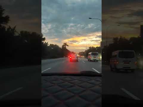 jalan federal highway waktu senja...layan golden hour #jvke #goldenhour #sagacvt