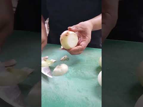 #lifehack#kitchenhack#quicktips#howtopeelonions#easycooking