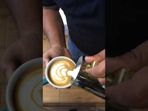 Latte art #foryou #tulip #coffeelover #coffeeart#vairalvideo