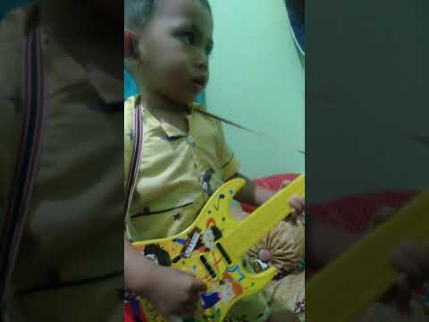 Rafka main gitar pertama