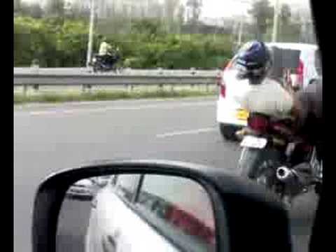 Dude TXT'ing while on Motercycle !!!!!!!!