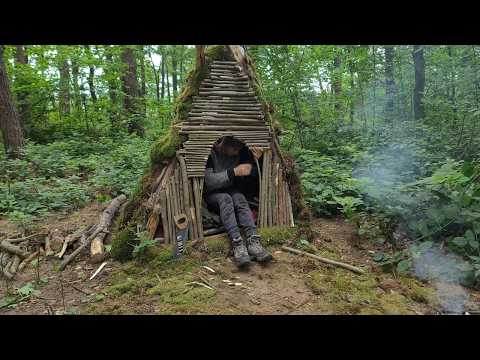 Construction Curious shelter Bushcraft : Cozy Forest SHELTER