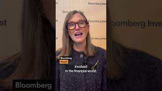 How Cathie Wood would invest $10k today #shorts #arkinvest #bloomberginvest