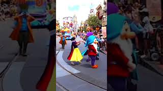 Snow White Leads The Seven Dwarfs 🤩 #short #snowwhite #snowwhiteandthesevendwarfs #short