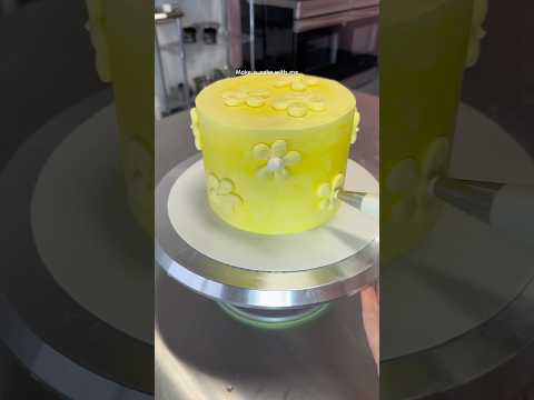Decorate a cake with me #cake #cakedecorating #cakedesign #buttercream #caketutorial
