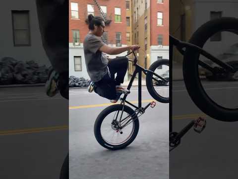 Combos on lock 🔒🙌🔥 #bikelife #sebikes #sebikeslife #bikelifenyc #nyc #sebike #bmx #tricks #stunts