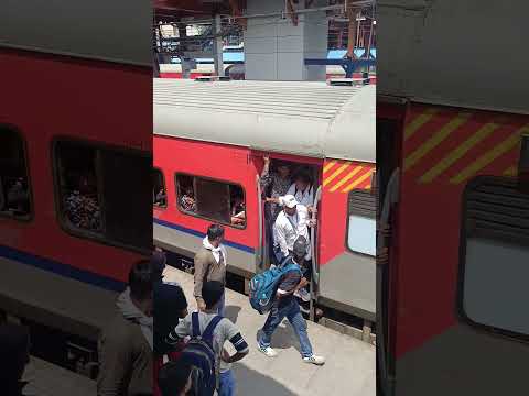 🚆 Kerala Sampark Kranti | Grand Arrival at Hazrat Nizamuddin 🔥 #IndianRailways #Shorts #travelshort