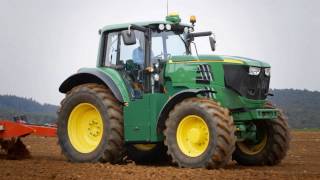 John Deere's electric tractor in action
