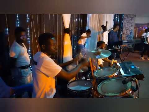 This Drumer use plastic bottles  to play Drums