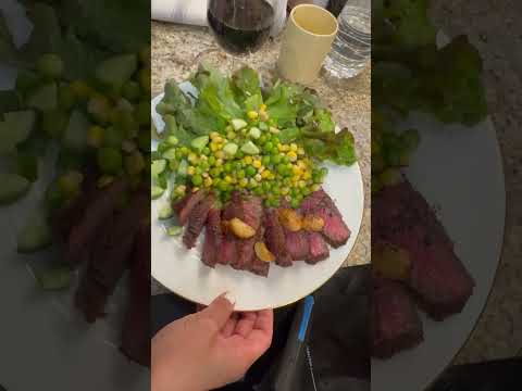Bữa tối thịt bò áp chảo, thịt bò mềm và ngon - Pan fried beef dinner, tender and delicious beef