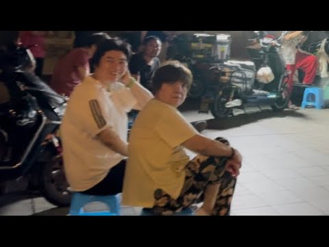 SHANGHAI KARAOKE STREET - EVERYONE CAN SING. LIVE