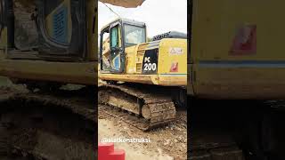 Keunggulan Komatsu PC200 Memiliki ground pressure yang rendah dan stabilitas unit yang baik