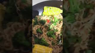 Soft noodles with chicken and broccoli and boil corn #25centsnoodle #quickandsimple ❤️