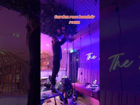 Flower ceiling. garden rose installation #flowers #ceiling #flowerceiling #flowerinstallation