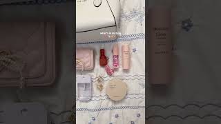What’s in my bag 👛 #whatsinmybag  #aesthetic #cozygirl  #comfyvibes