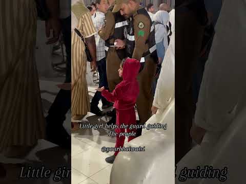 LITTLE GIRL HELPS GUARD GUIDING MUSLIMS IN MEKKAH❤️ #viralvideo #saudiaarbia #muslim #mekkah #umrah