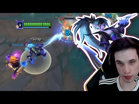 Crownie plays Vayne into Lucian in a high pressure botlane lane