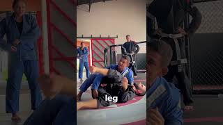 Pass guard bjj technique with Coach Leonardo Souza 🇧🇷 #bjjlifestyle #jiujitsu  #bjjfamily #bjj