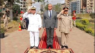 محافظ القليوبية يضع إكليل الزهور على النصب التذكاري للجندي المجهول ببنها 