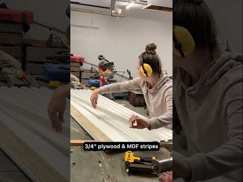 DIY Easy Sliding Barn Door #barndoor #slidingdoor #slidingbarndoor #diybarndoor