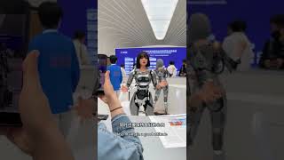 AI robot handles kids calmly.#HumanoidAI #SmartRobot #FutureLiving #AIforKids #RobotHelper