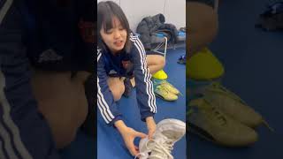 Do women's soccer training shoes stink? Check out the smell of basketball shoes. #soccerwomen #da...