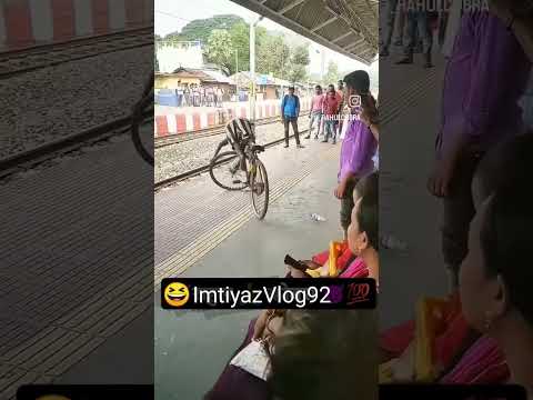 khatarnak Cycle Stunt railway station par#viral#funny#trending#railway station