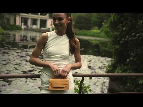 Sunshine and style, all in one bag. Discover Teddy Blake. 👜