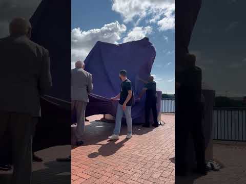 Wait for it! The big unveil 🙏🏼🏴󠁧󠁢󠁷󠁬󠁳󠁿💙 #sculpture #cardiff #bigsculpture #sports #sculptor